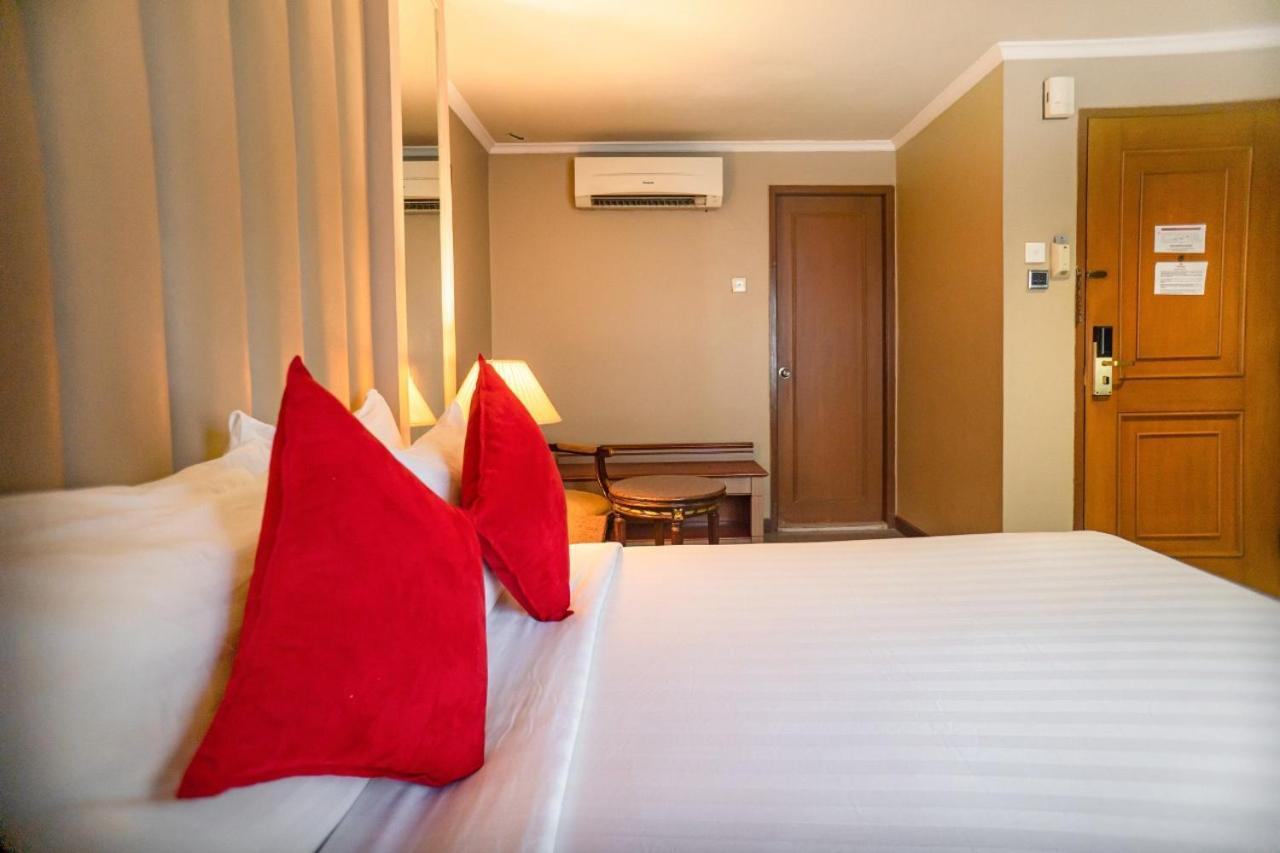 Olympic Hotel Джакарта Экстерьер фото